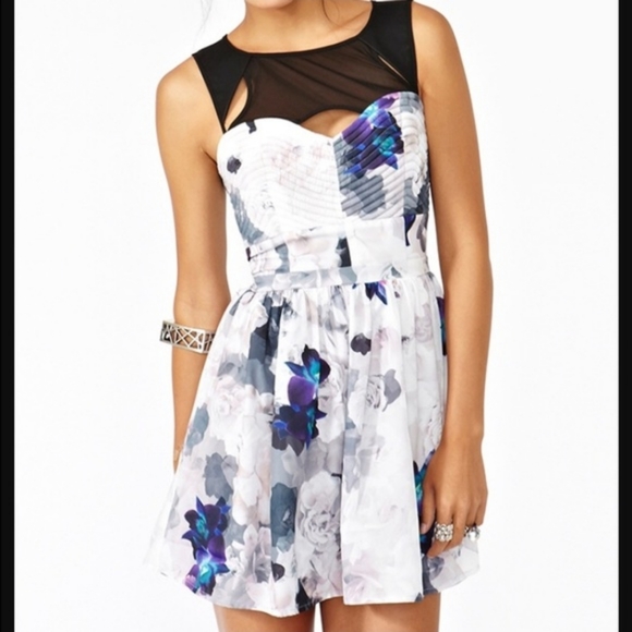 Stylestalker Dresses & Skirts - NWOT Stylestalker Floral Mini Dress